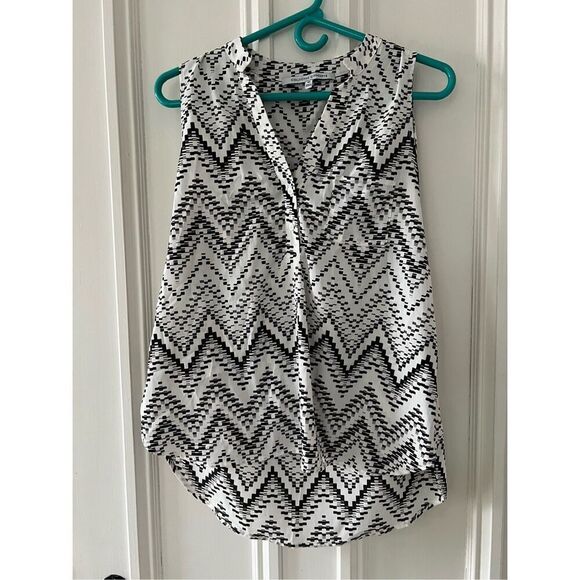 Collective Concepts white and black patterned v-neck button down tank M - Picture 1 of 4